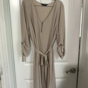 Chic and versatile dress in taupe/tan by Dorothy Perkins sz 2X